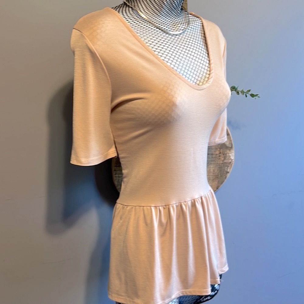 Dear Apple Sheen Blush v neck hi low blouse with ruffle bottom large